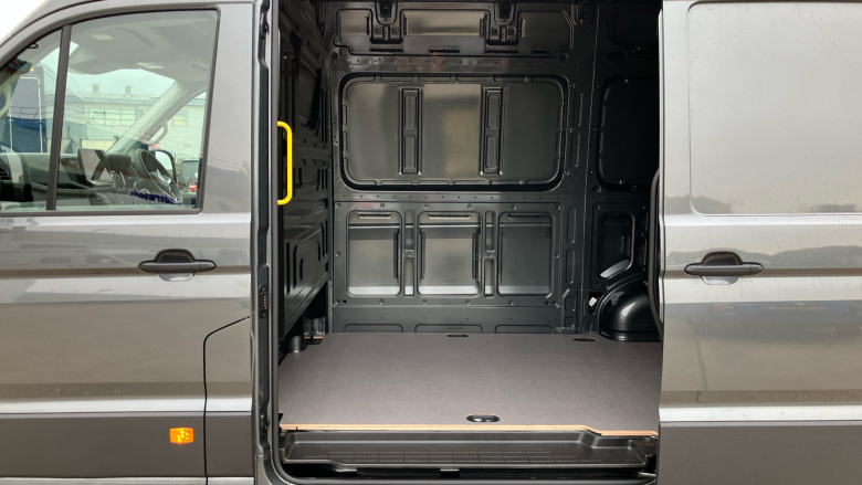 Volkswagen Crafter Cr35 Mwb Diesel Fwd 2.0 TDI 140PS Commerce Plus Low Roof Van